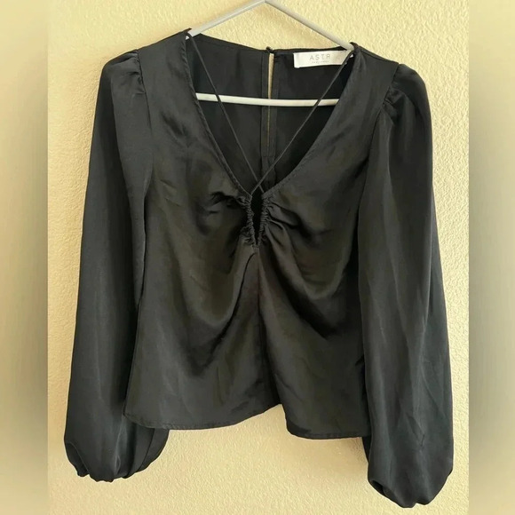 ASTR The Label Black Keyhole Blouse - Picture 2 of 7